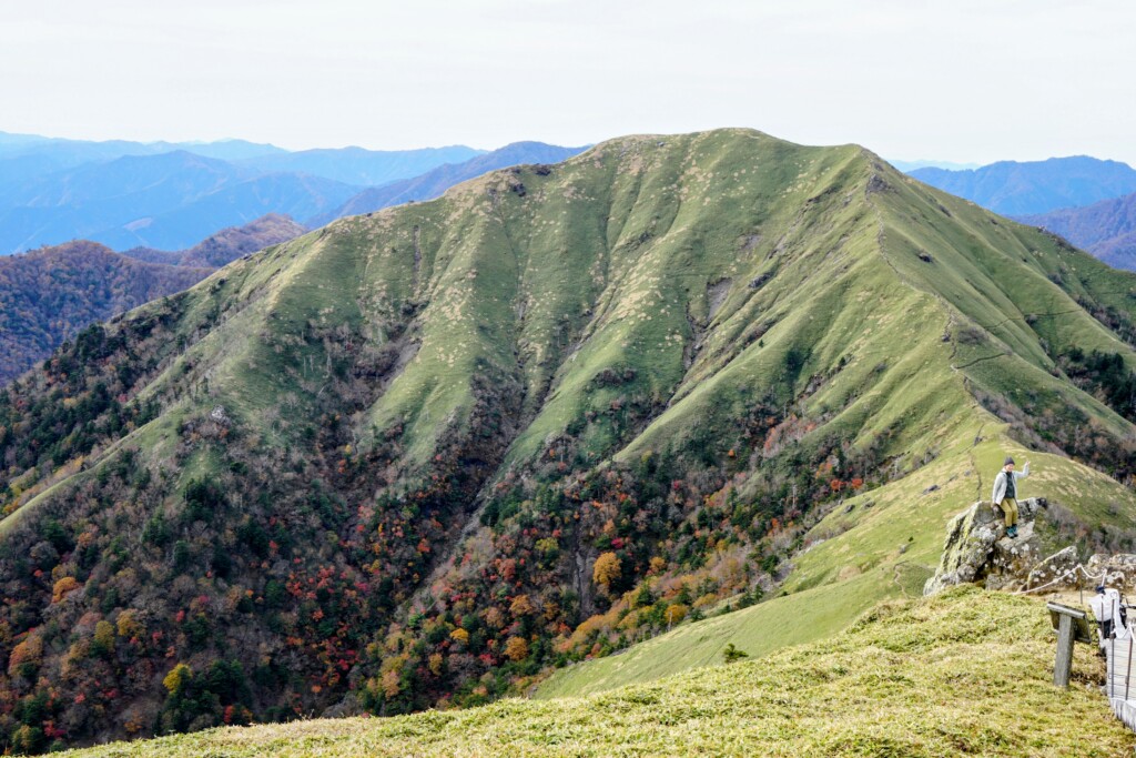 剣山山頂から望む次郎笈全景