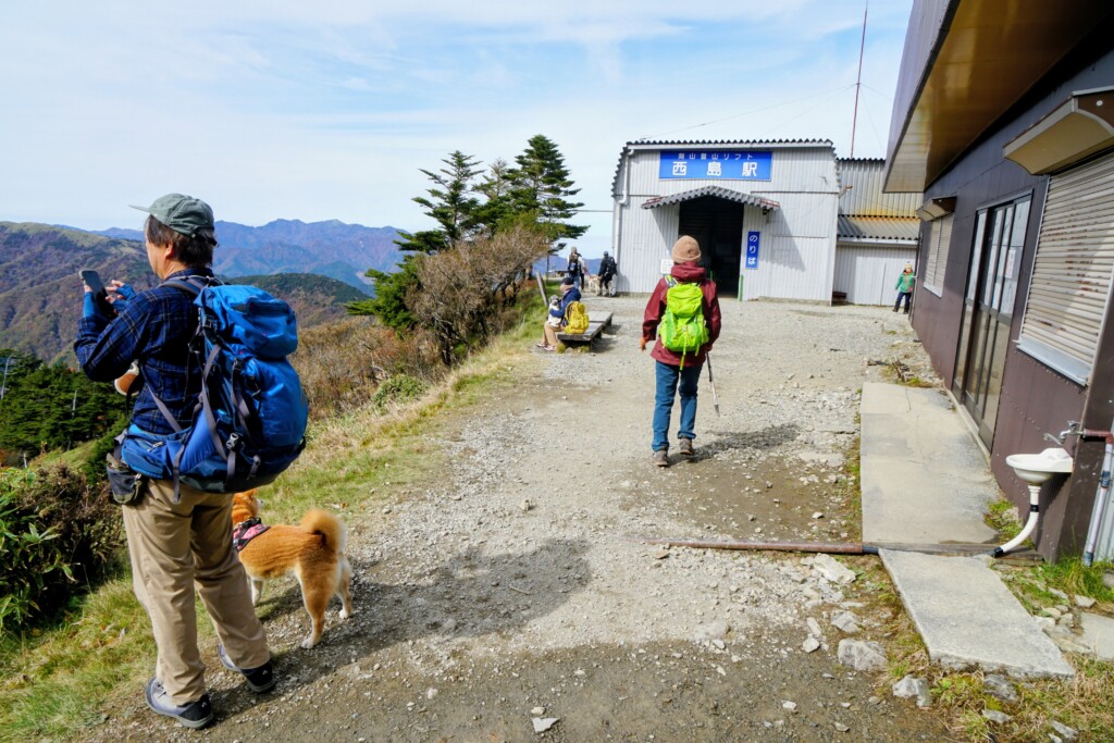 剣山 西島駅 建物全景