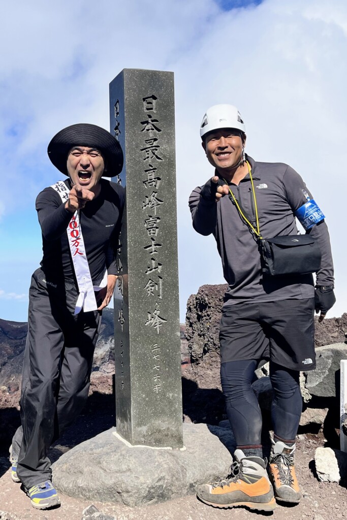 富士山 剣ヶ峰 江頭2時50分さんと登頂の記念写真
