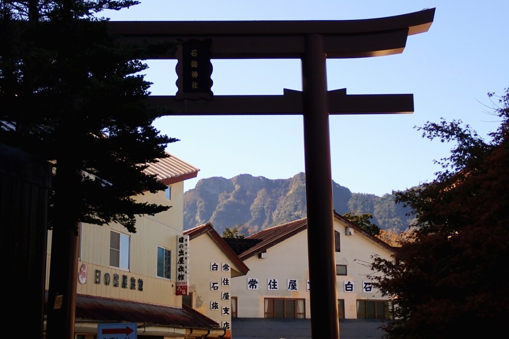 中宮成就社　大鳥居　鳥居の先に見える石鎚山