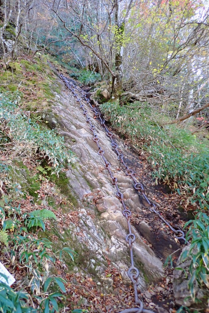石鎚山　試しの鎖を見上げる