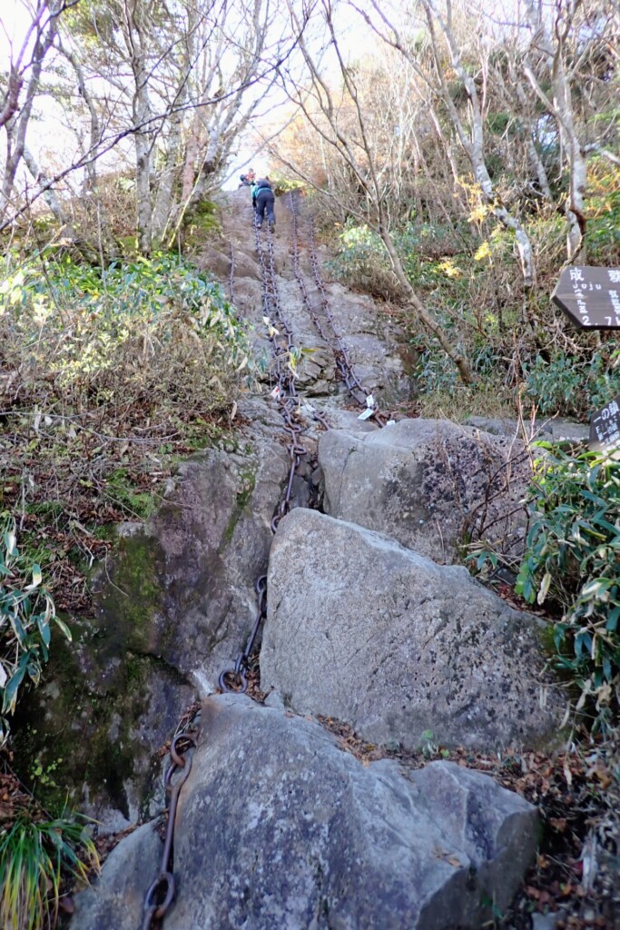 石鎚山　一の鎖を登る登山者