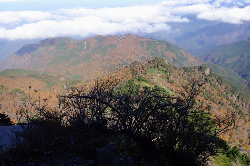 石鎚山　二の鎖途中で紅葉に染まる山々を見下ろす