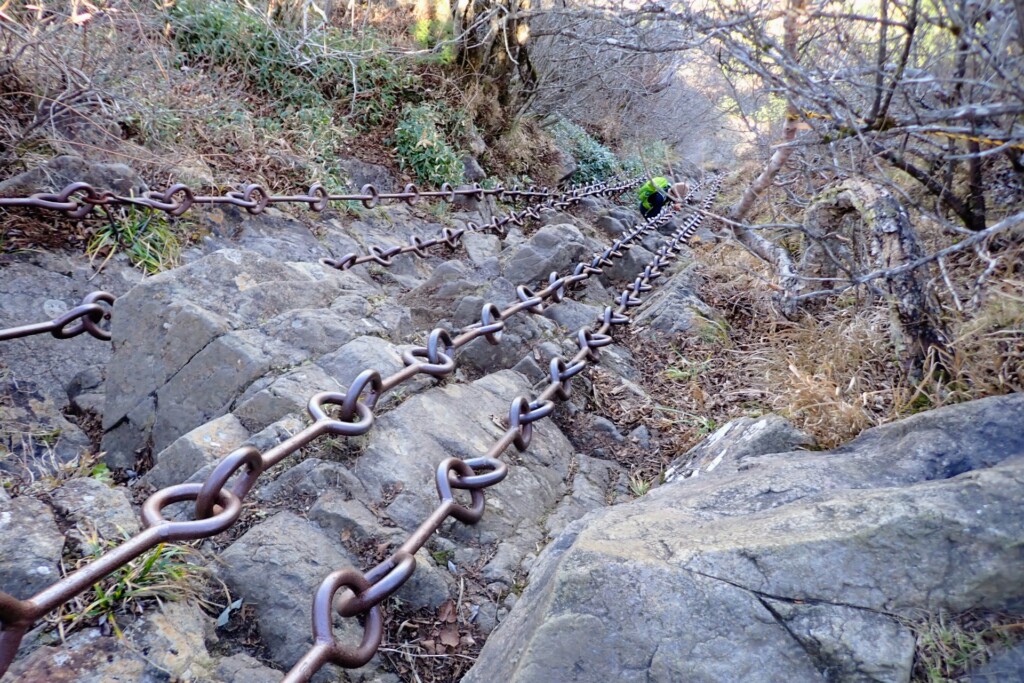 石鎚　三の鎖　途中から登山者を見下ろす