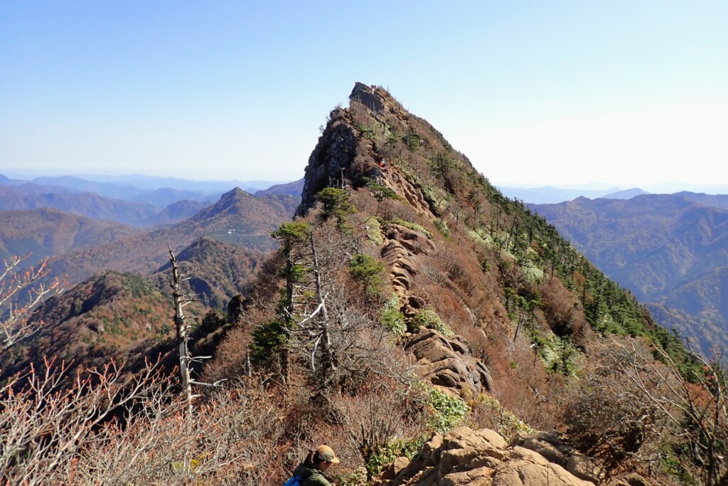 石鎚山頂上からみる天狗岳のナイフリッジ