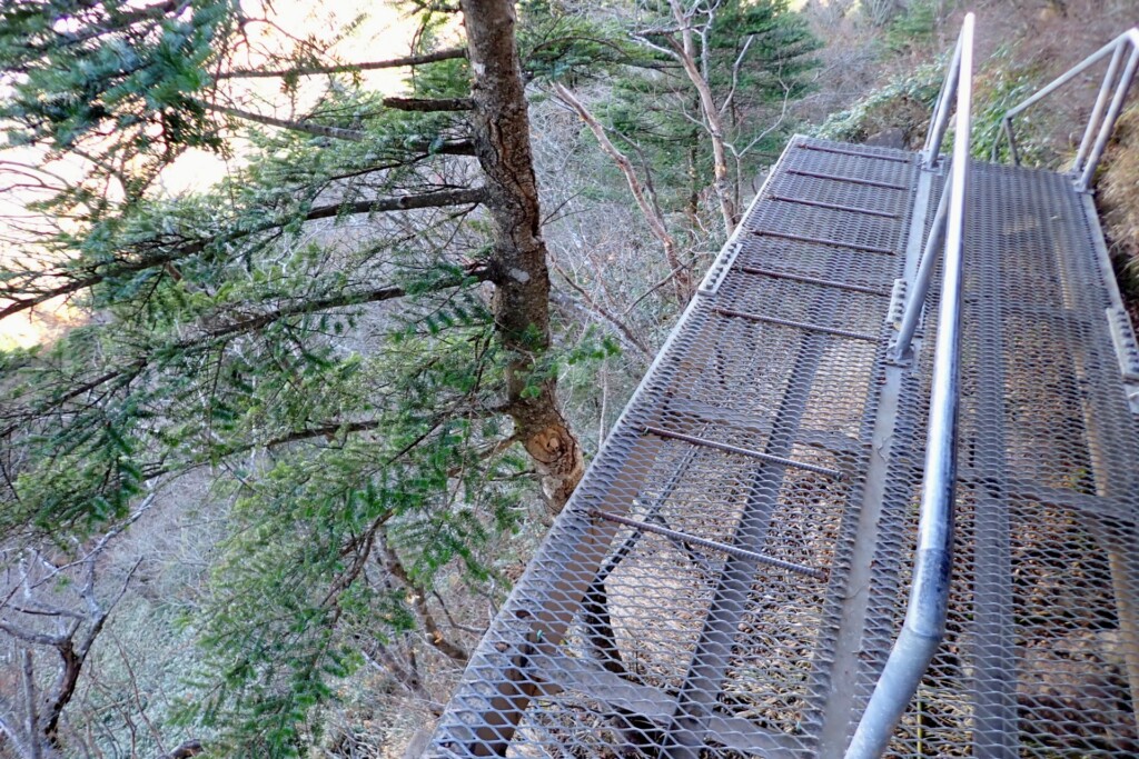 石鎚山頂上からの迂回路　グレーチングで下が丸見え