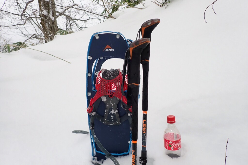 雪山で使用するスノーシューとストックを並べた登山装備の写真