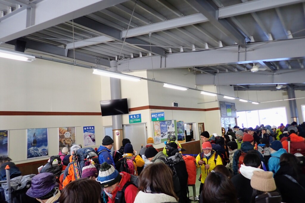 新穂高ロープウェイ新穂高温泉駅で始発ロープウェイの改札を待つ登山者