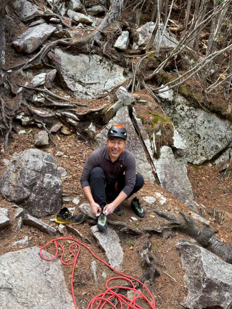 3日間のクライミングを終えて笑顔でシューズを履き替える様子