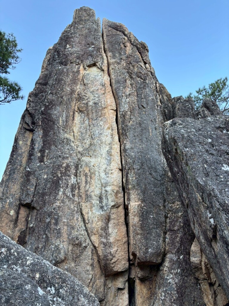 縦に走るクラックが印象的な小川山の花崗岩の岩壁