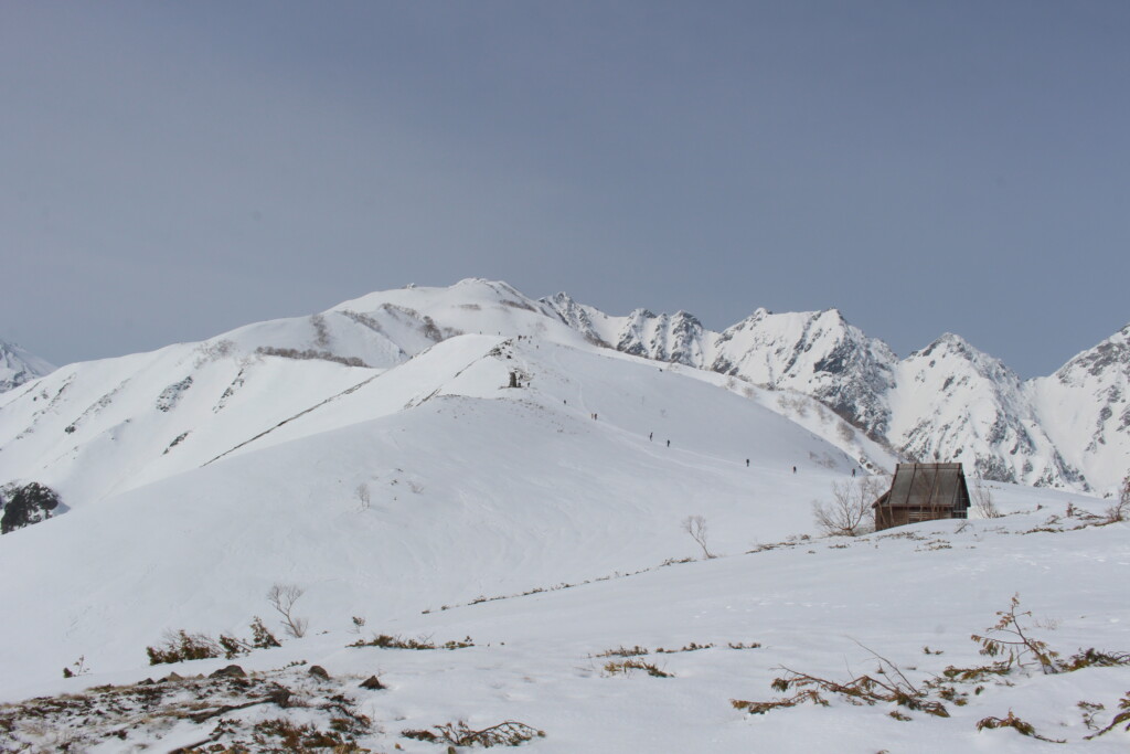 下山時に八方池付近から振り返って見た残雪期の八方尾根と唐松岳方面
