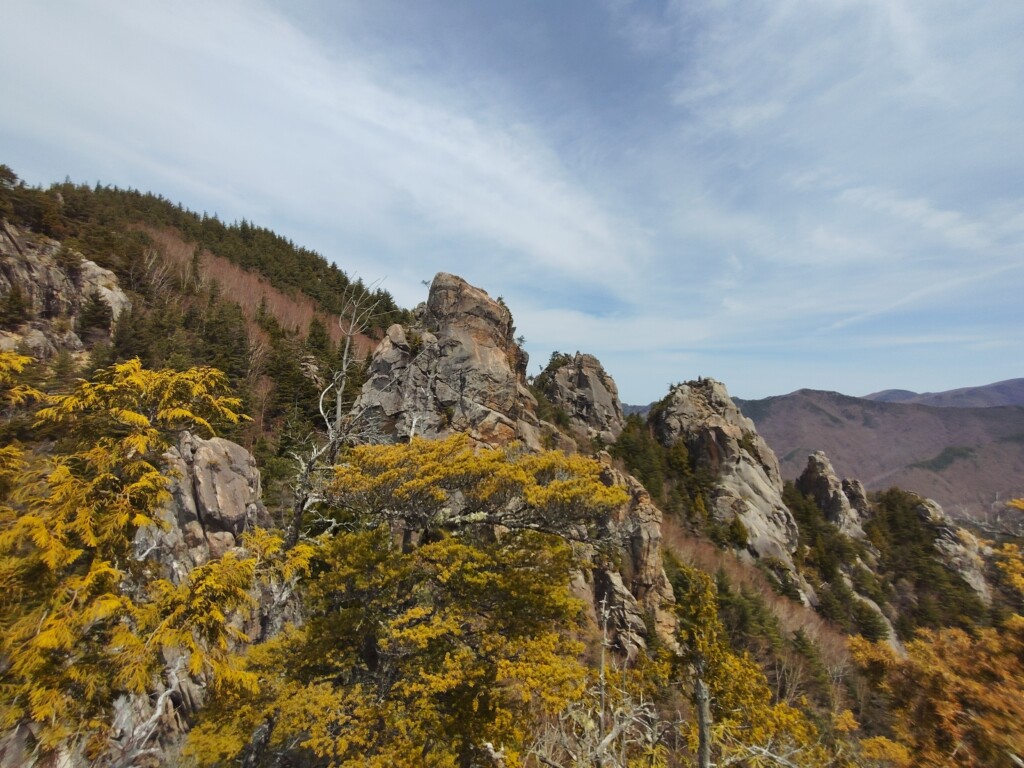 小川山の岩峰群と春の山並みが広がる展望風景