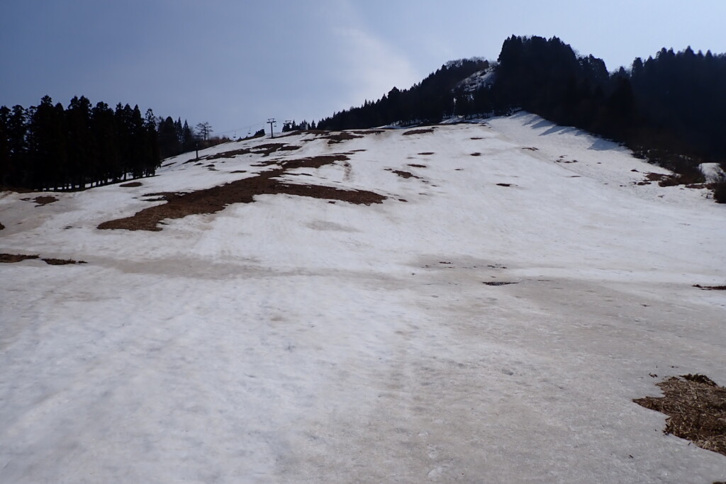 今季の営業を終了したあわすのスキー場跡から大品山へ向かう登山ルート