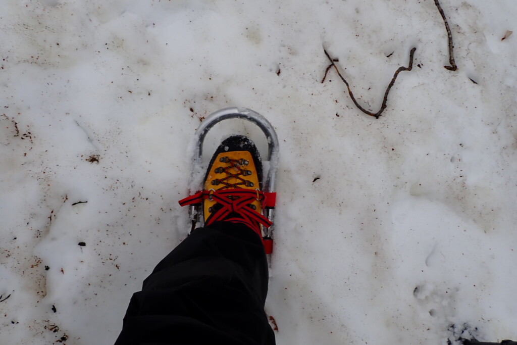 春の雪山でワカンを履いて歩く足元の様子