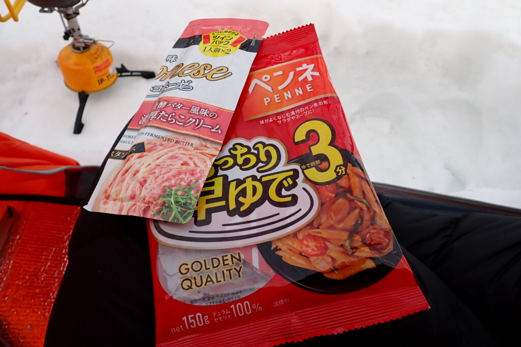 雪上テント泊で作ったペンネとパスタソースの食材