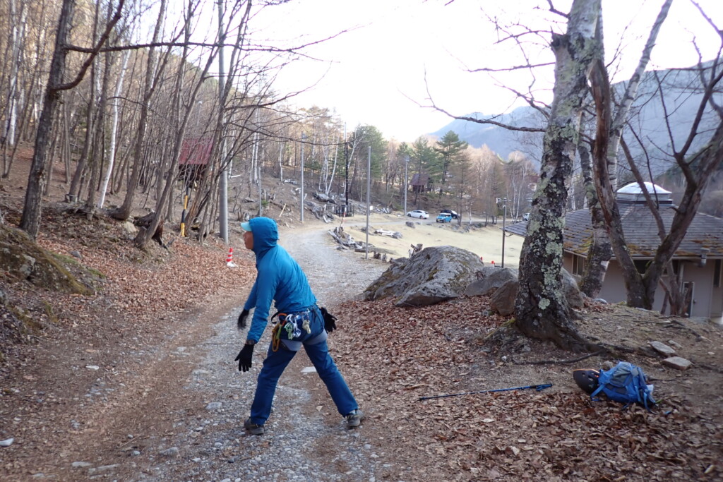 小川山のキャンプ場付近で出発前に準備運動をする友人