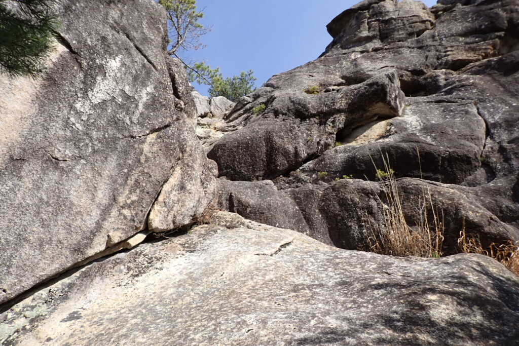 2日目に登る小川山の花崗岩スラブ帯を見上げる岩場