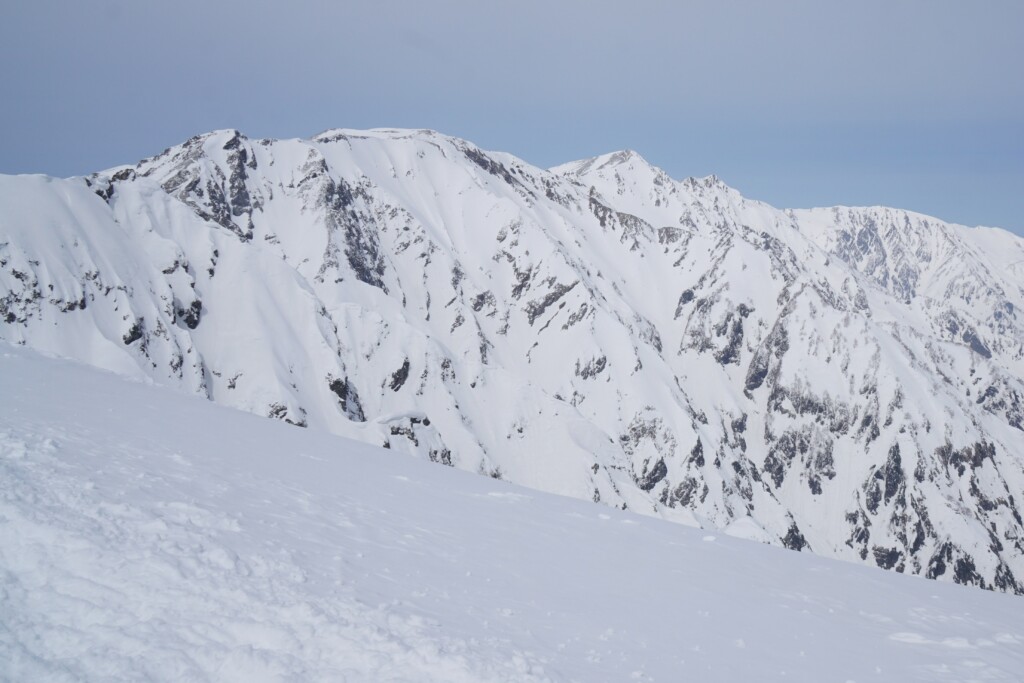 残雪期の唐松岳周辺に広がる北アルプスの雪山の景色