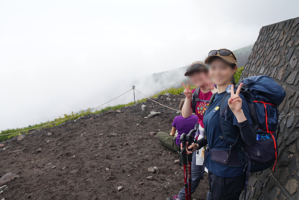富士山吉田ルート六合目から七合目へ向かう途中で休憩するお客様