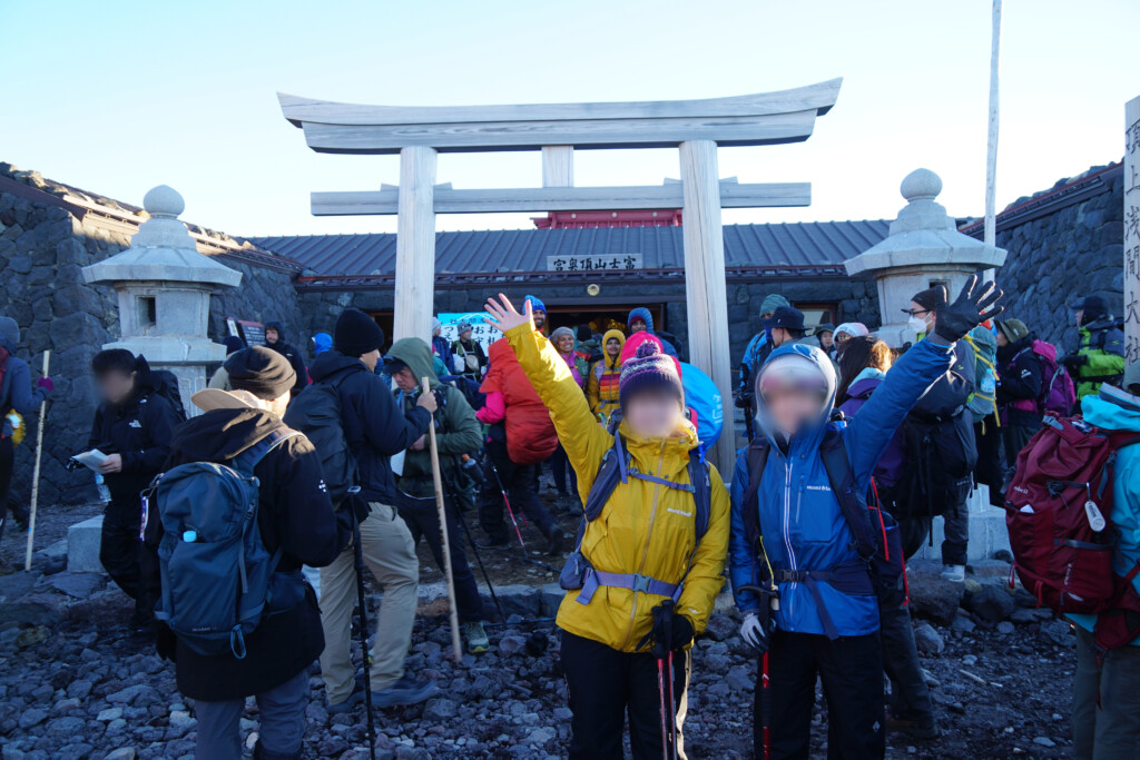 富士山本宮浅間大社奥宮前での記念写真