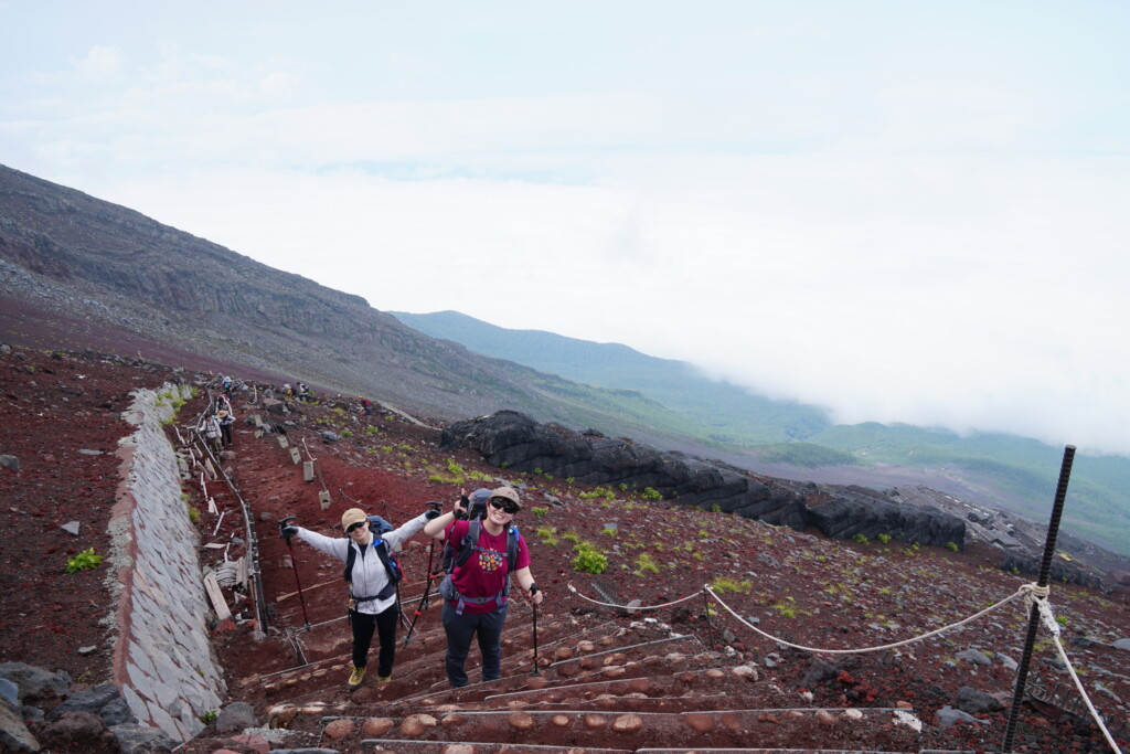 富士山吉田ルート白雲荘手前を登るお二人