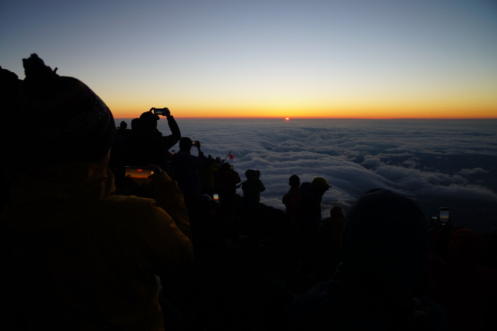 富士山頂から望む雲海とご来光