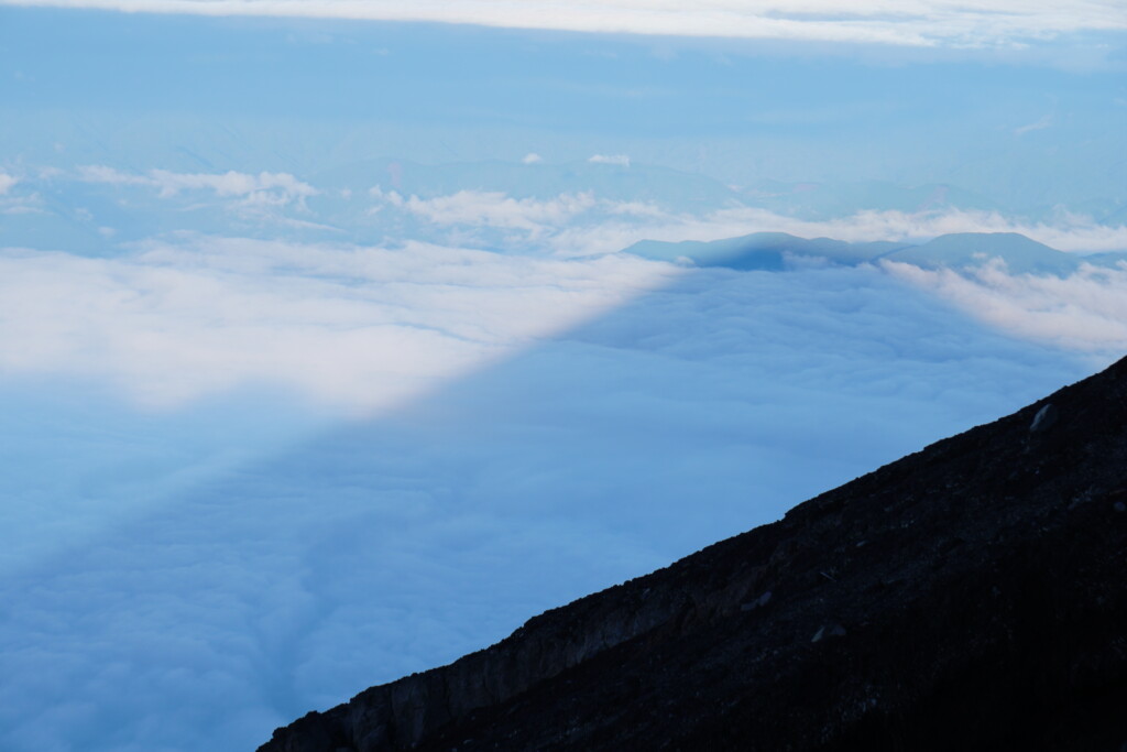 富士山頂から見た雲海に映る影富士