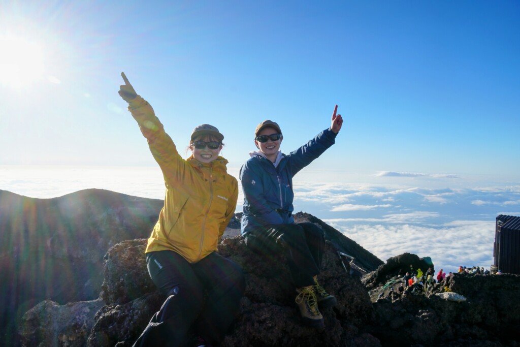 富士山剣ヶ峰で記念撮影するプライベートガイド登山のお客様