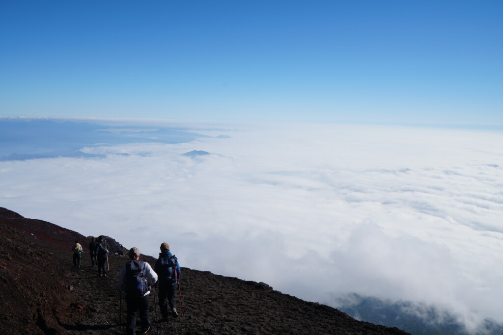 富士山吉田ルートを雲海を眺めながら下山するお客様