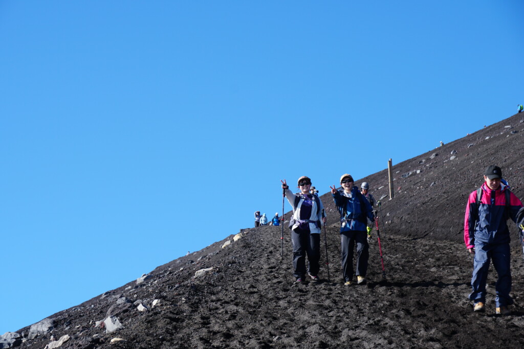 富士山頂から本八合目へ下山するお二人