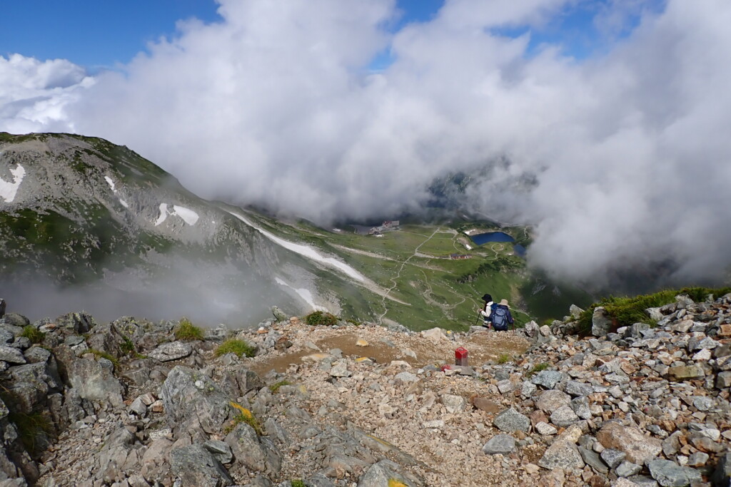 雄山登山の三ノ越付近から見下ろす室堂平