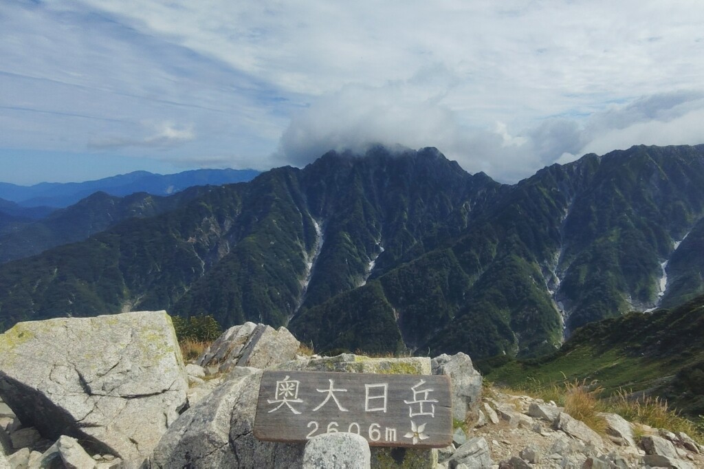 奥大日岳山頂から望む剱岳