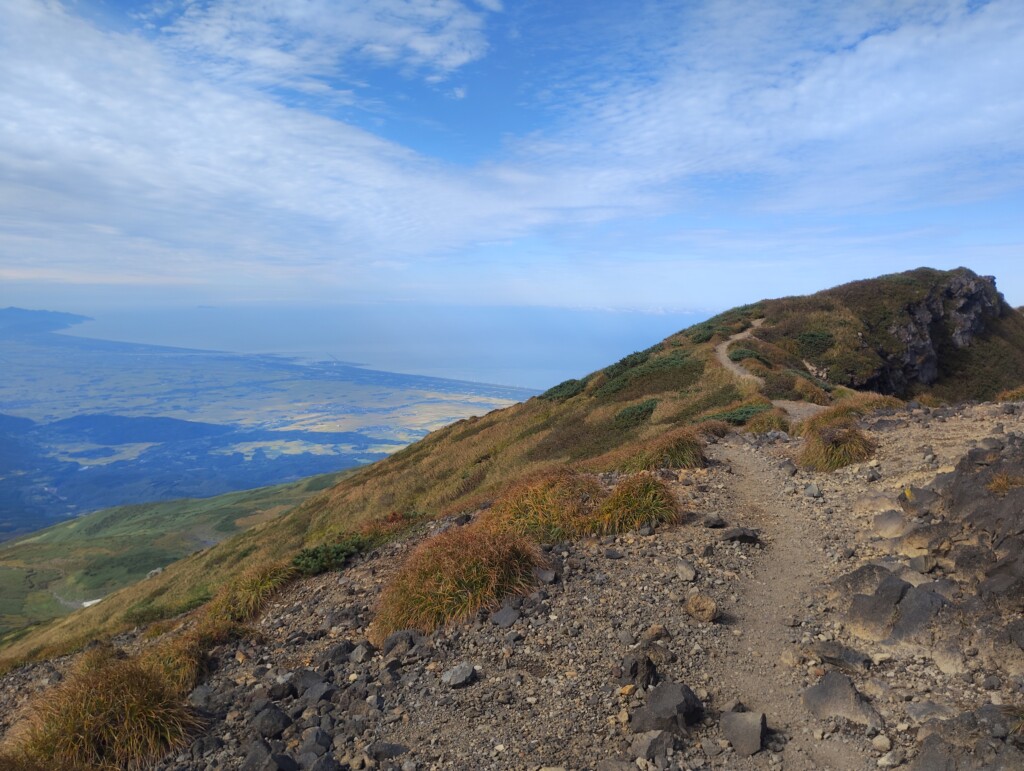 鳥海山の外輪山を歩く登山道と日本海の眺望