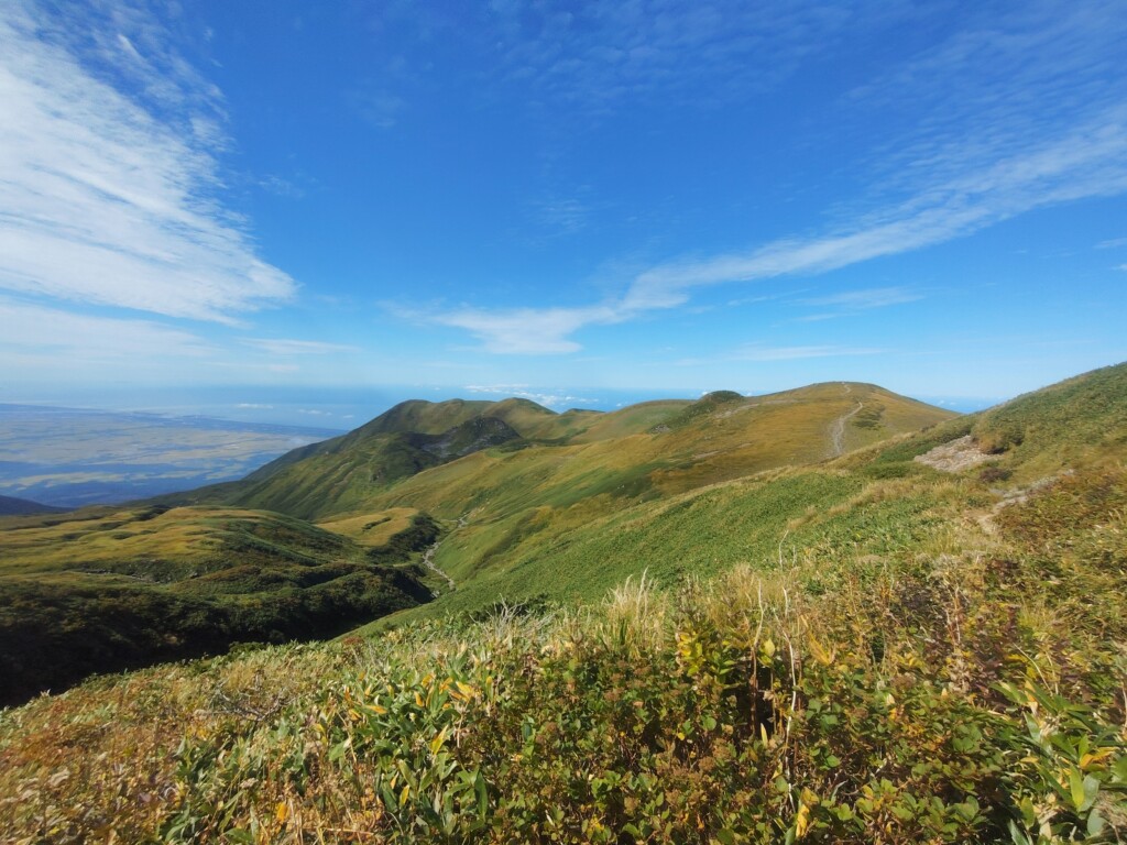 鳥海山の鳥海湖付近に広がるなだらかな登山道