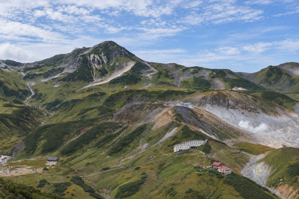奥大日岳方面から望む室堂平と立山